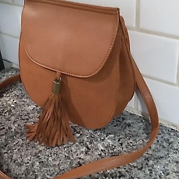 SIGNATURE Brown Tassel Crossbody Bag. NWOT - Picture 2 of 13